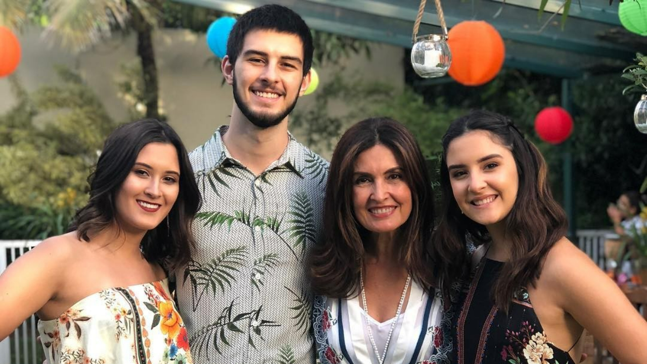 Fátima Bernardes celebra Páscoa lembrando clique antigo dos filhos fantasiados de coelhos