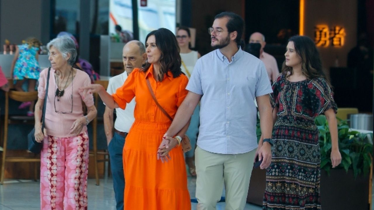 Fátima Bernardes curte dia no shopping ao lado de Túlio Gadêlha, Bia Bonemer e seus pais
