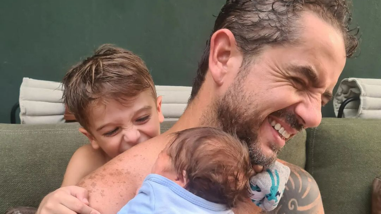 Felipe Andreoli curte momento carinhoso na companhia dos filhos, Rocco e Leon