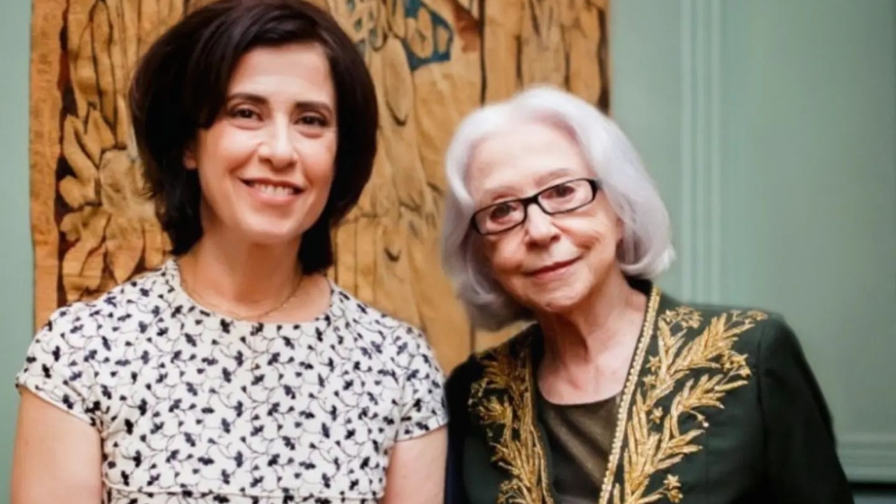 Fernanda Torres homenageia Fernanda Montenegro após posse na Academia Brasileira de Letras