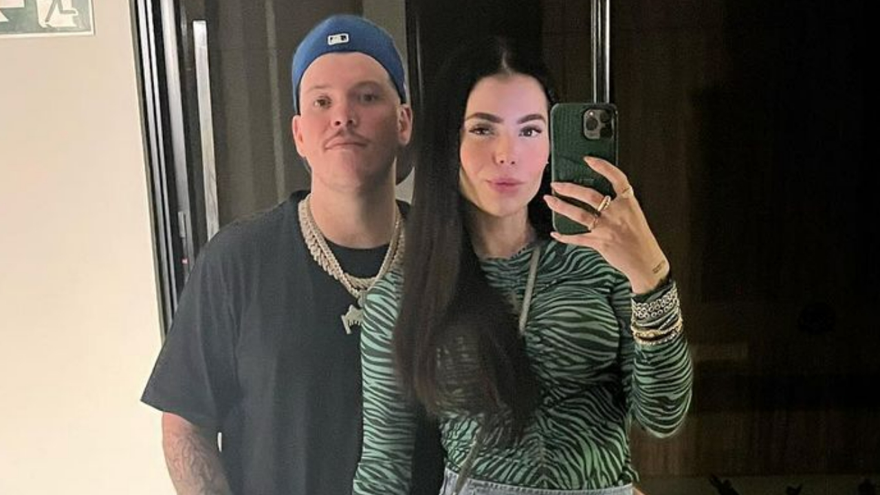 Ferrugem dá beijão apaixonado na esposa durante os bastidores do Carnaval: ”Casal lindo!”