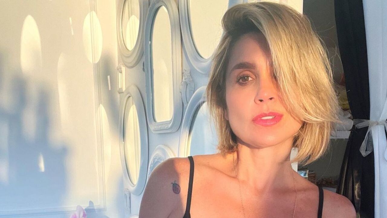 Flávia Alessandra exibe corpaço em biquíni de correntes e impressiona: ”Maravilhosa”