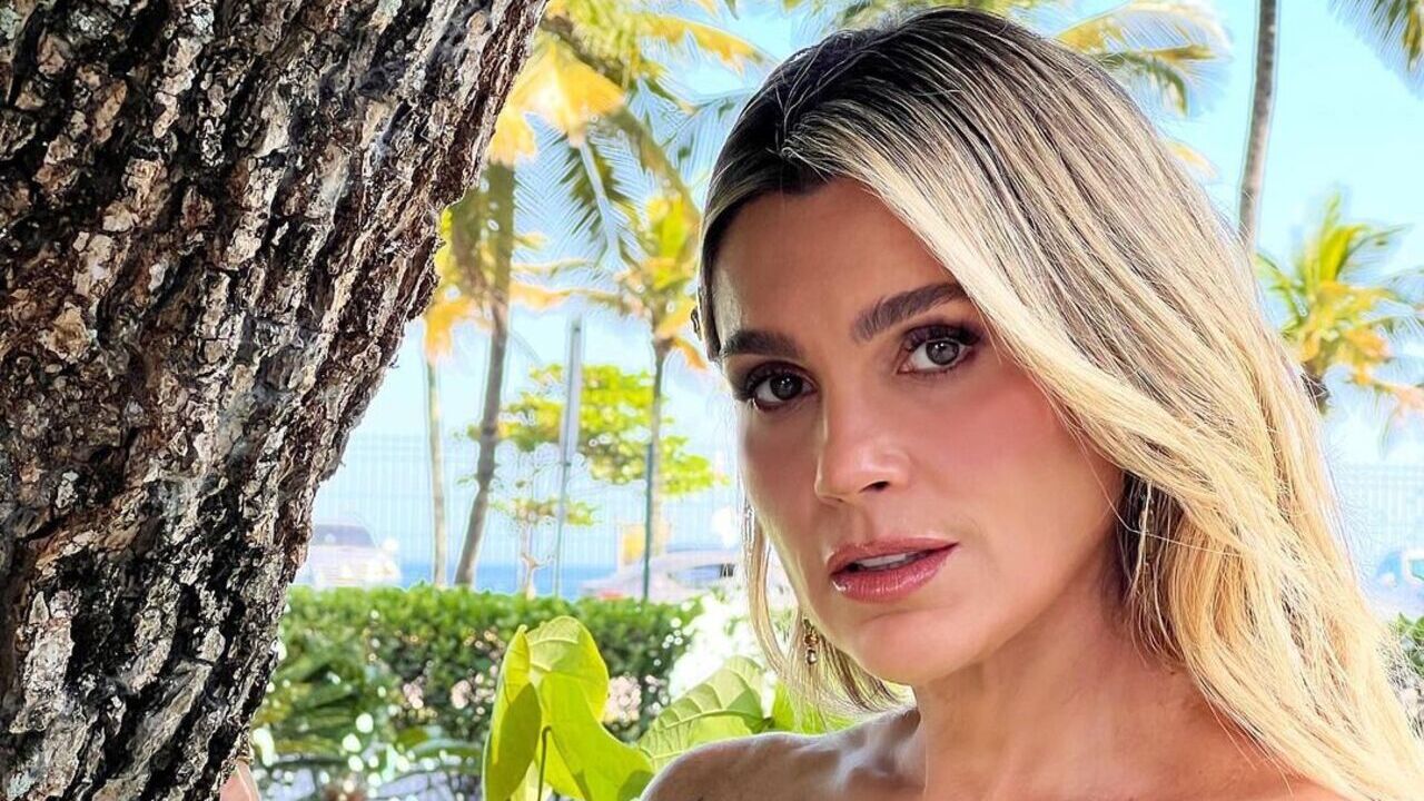 Flávia Alessandra abaixa roupão de oncinha e quase mostra demais: ”Maravilhosa”