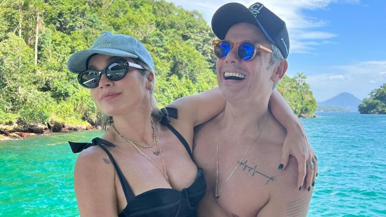 De maiô cavadíssimo, Flávia Alessandra curte barco com Otaviano Costa