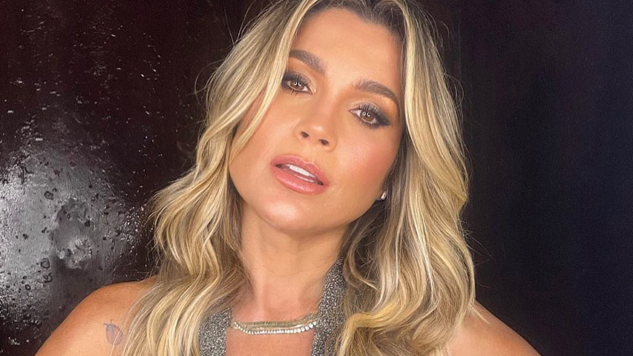 Aos 47 anos, Flávia Alessandra usa vestido sensual e dispara: ”Idade é apenas um número”