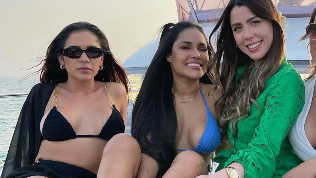 Ex-BBBs Flay e Gizelly Bicalho curtem passeio de lancha em Dubai