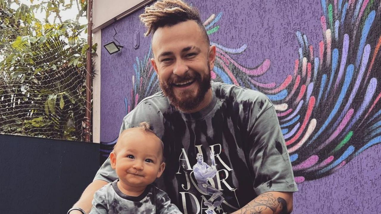 Fred derrete a web ao surgir combinando look com o filho, Cris: ”Todo estiloso!”