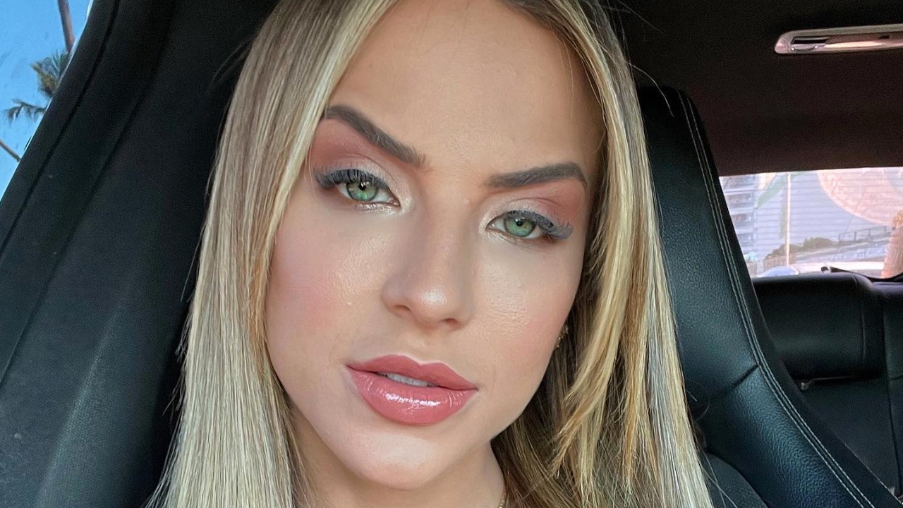 Gabi Martins exibe corpaço de biquíni em piscina e brinca: ”Quando lembro das contas pra pagar”