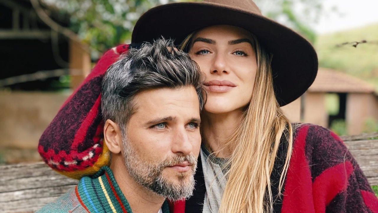 Carnaval 2022: Bruno Gagliasso e Giovanna Ewbank abrem álbum de fotos na Sapucaí