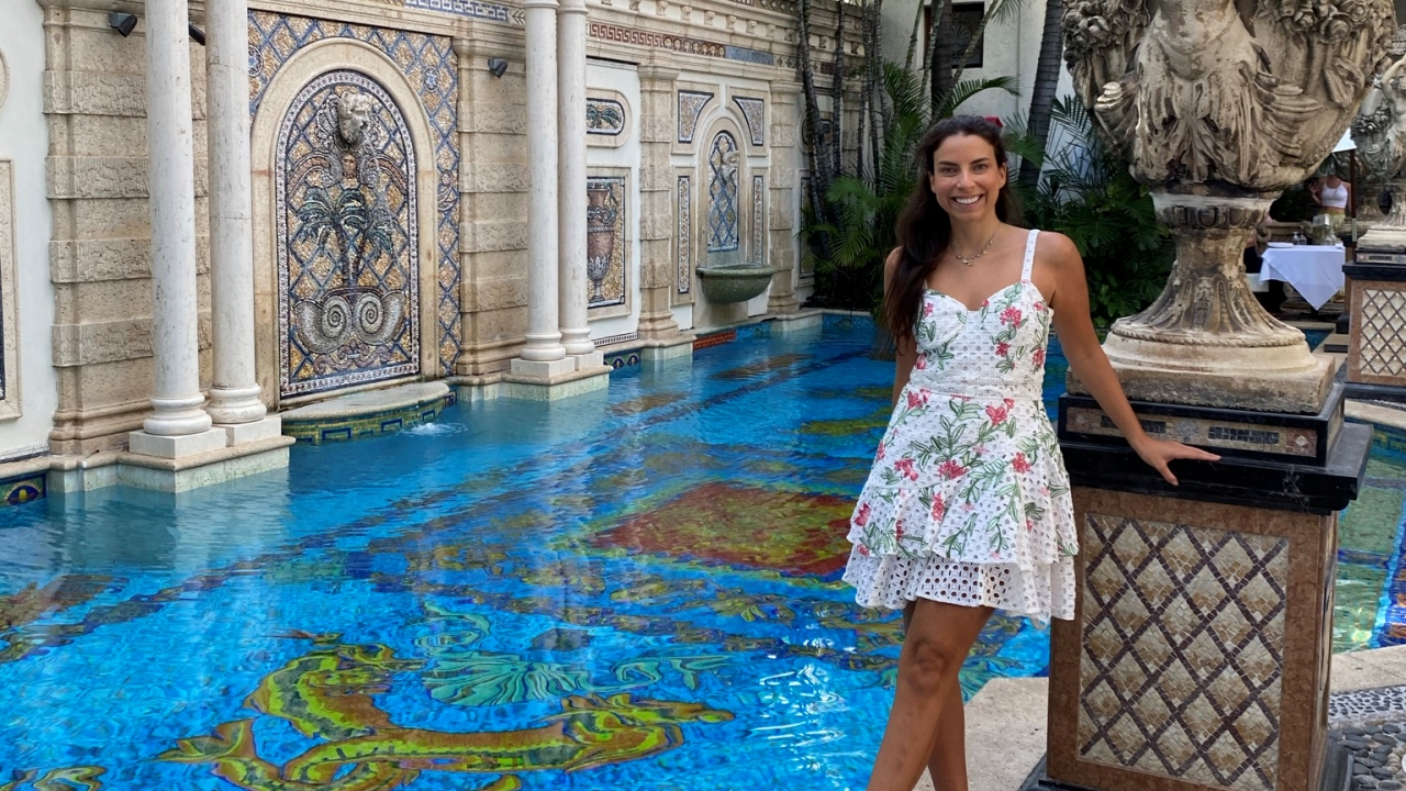 Alessandra Stocker visita mansão luxuosa de Gianni Versace e brinca: ”Donatella podia ter aparecido”