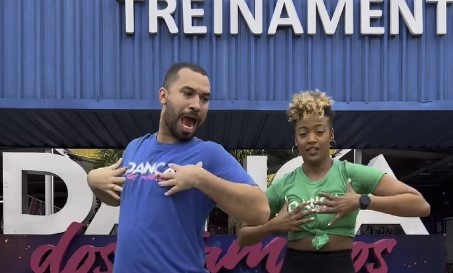 Gil do Vigor mostra animação dançando em frente ao Centro de Treinamento da Dança dos Famosos