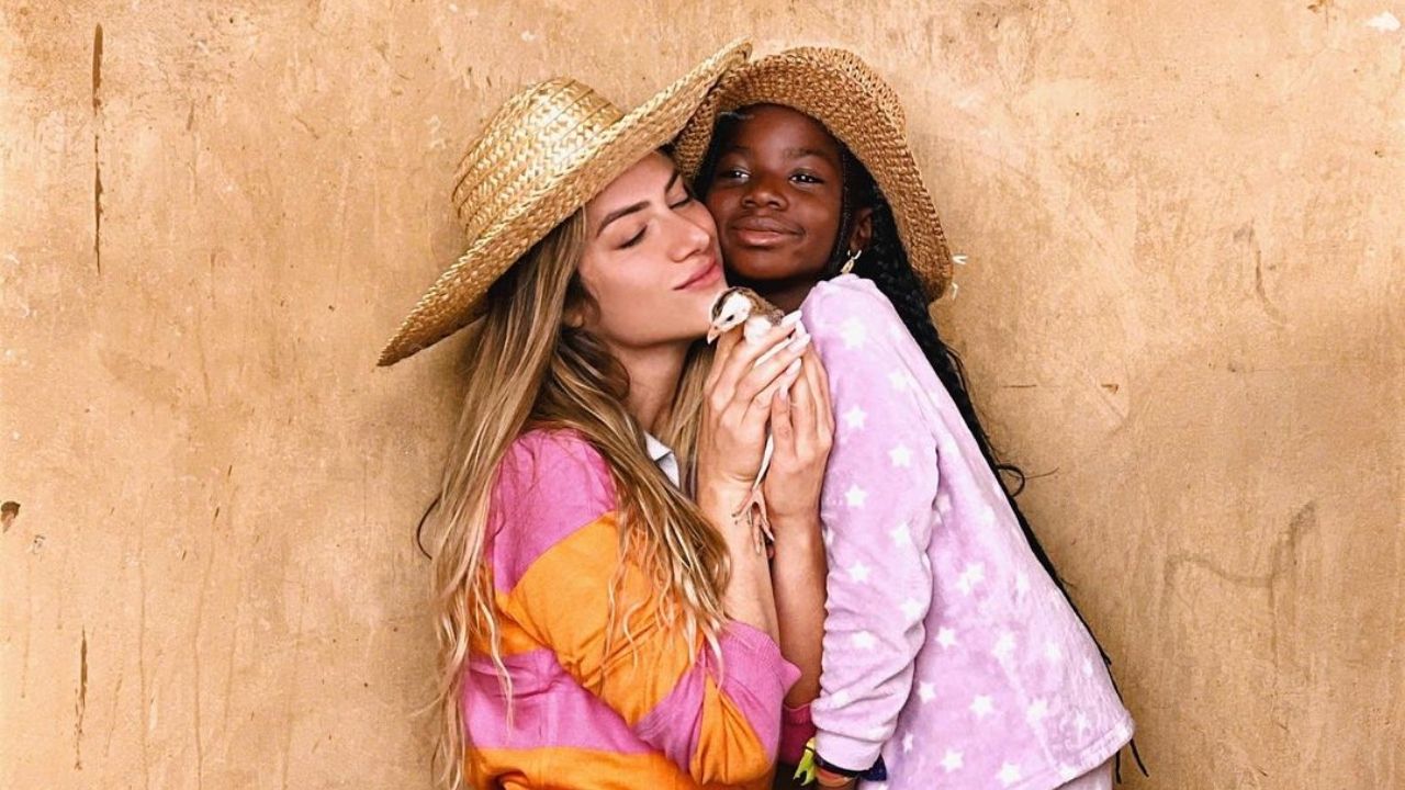 Giovanna Ewbank e Titi posam com animais de rancho: “Muito amor”