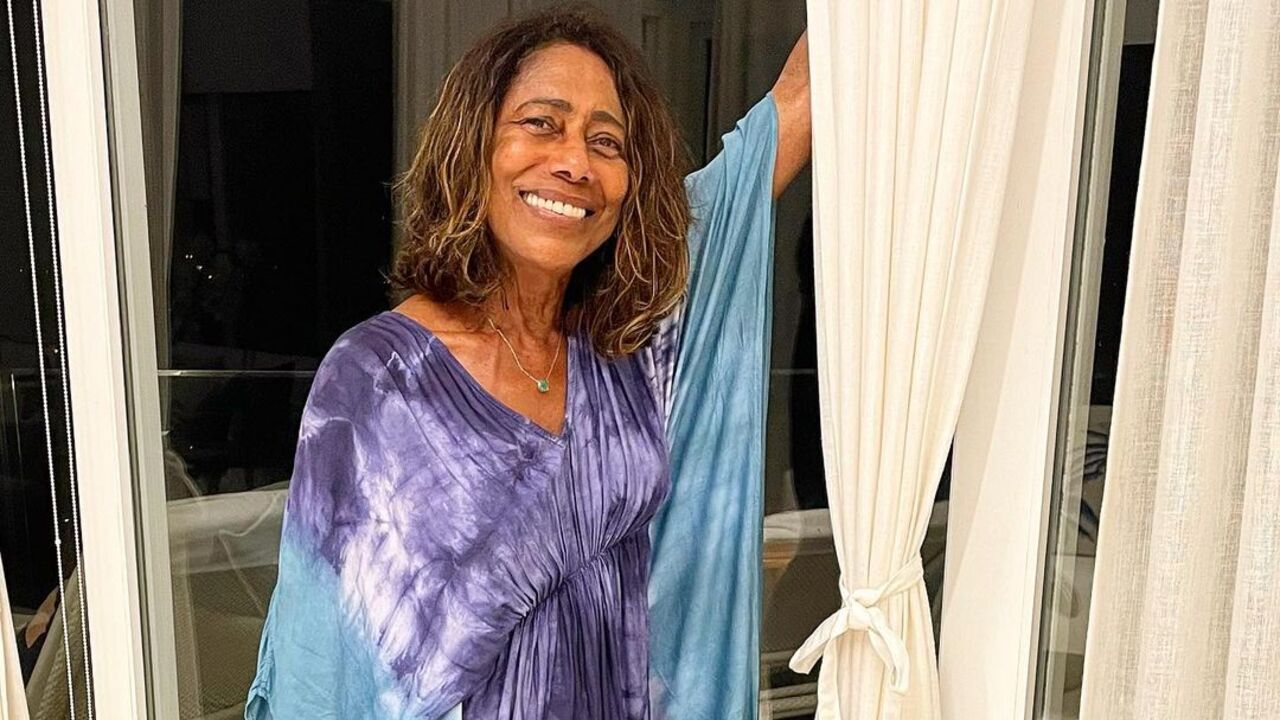 Gloria Maria publica foto rara com as filhas e desabafa: ”Acham ridículo”