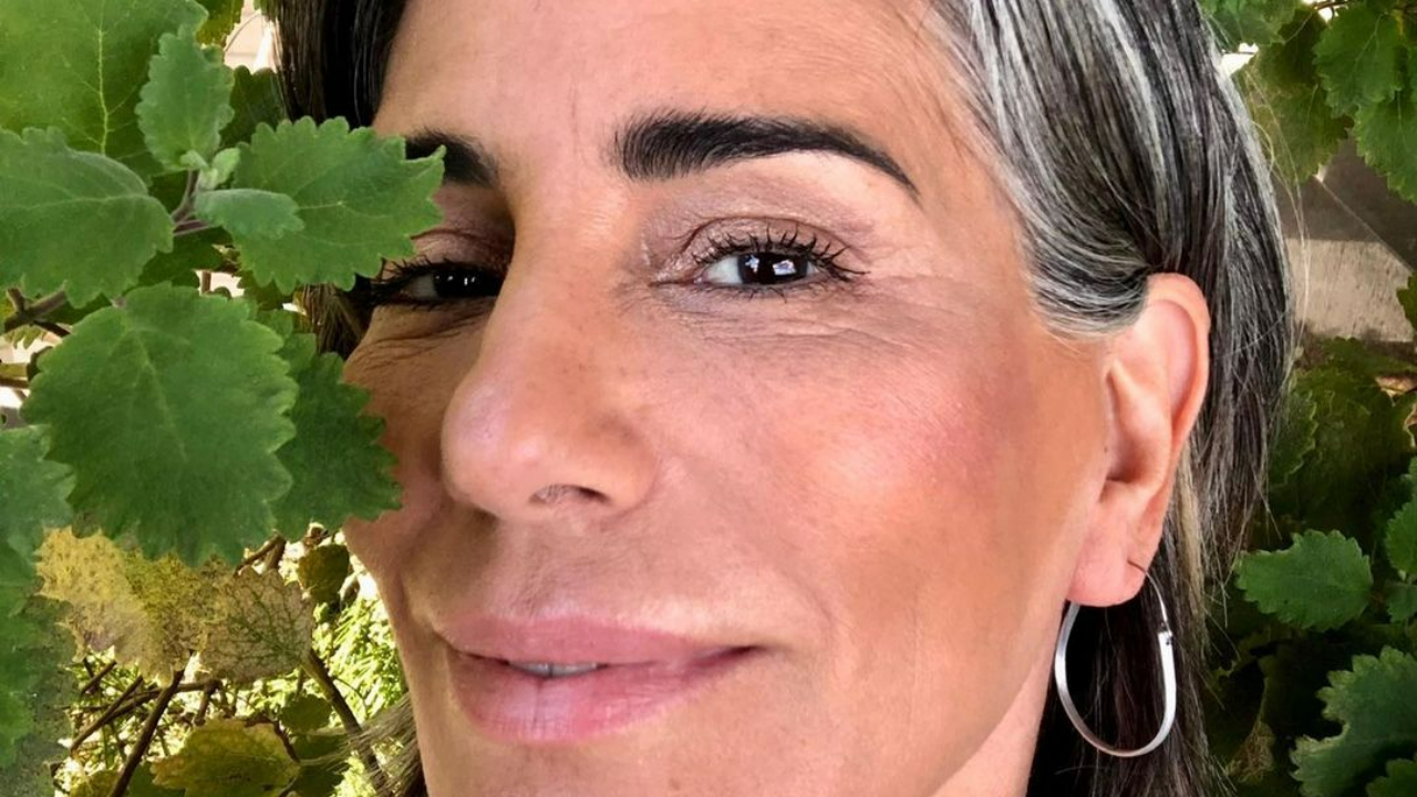 Aos 58 anos, Gloria Pires chama atenção ao surgir tomando sol de biquíni: ”Maravilhosa!”