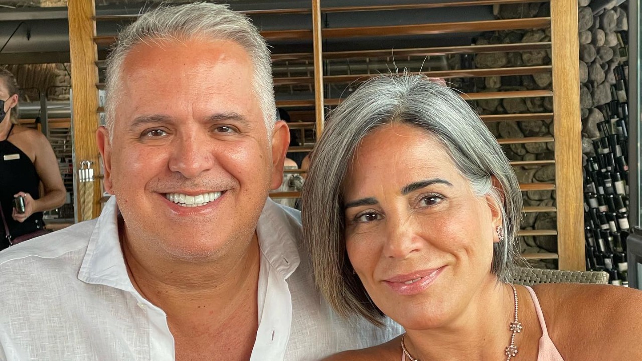 Gloria Pires chama atenção ao surgir com o marido, Orlando Morais, na praia: ”O corpo de milhões”