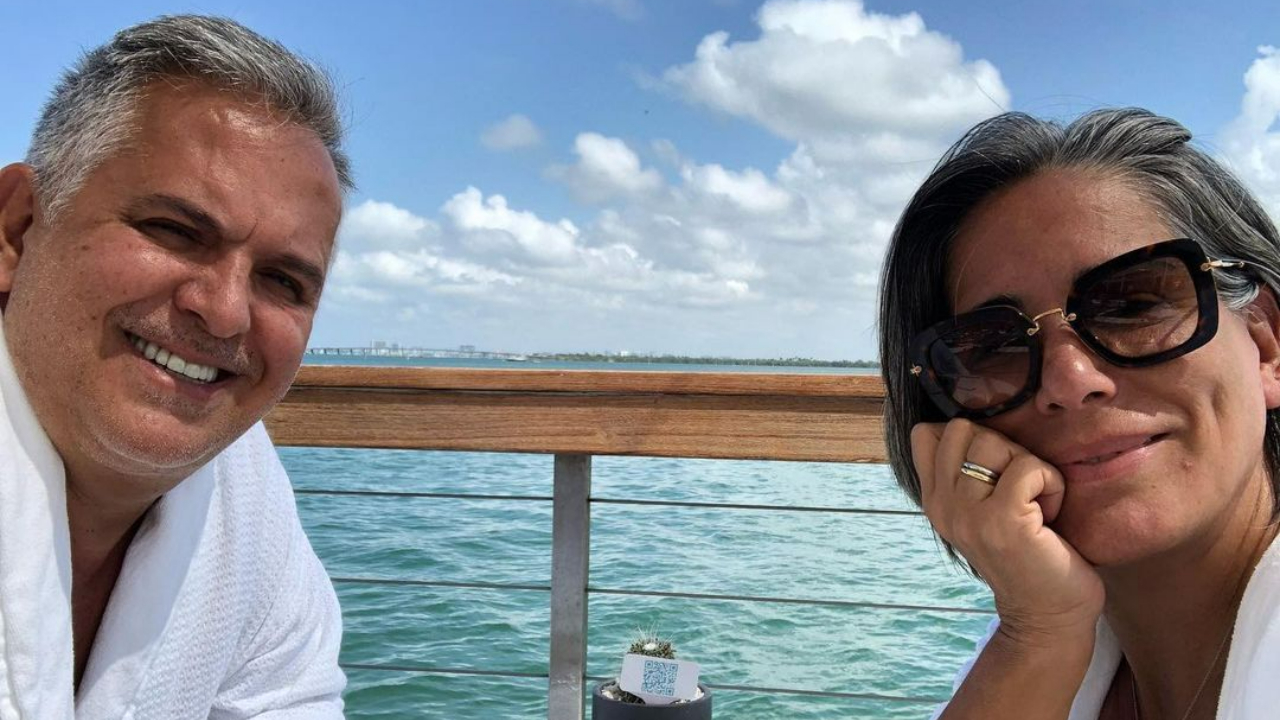 Gloria Pires posta clique apaixonante ao lado do marido, Orlando Morais: ”Que casal!”