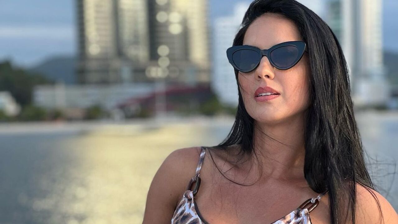 Graciele Lacerda exibe corpaço em maiô de oncinha e impressiona