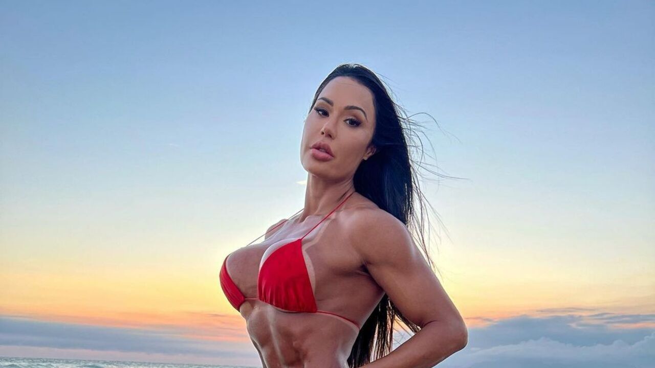 De calcinha finíssima, Gracyanne Barbosa choca ao exibir corpaço de costas