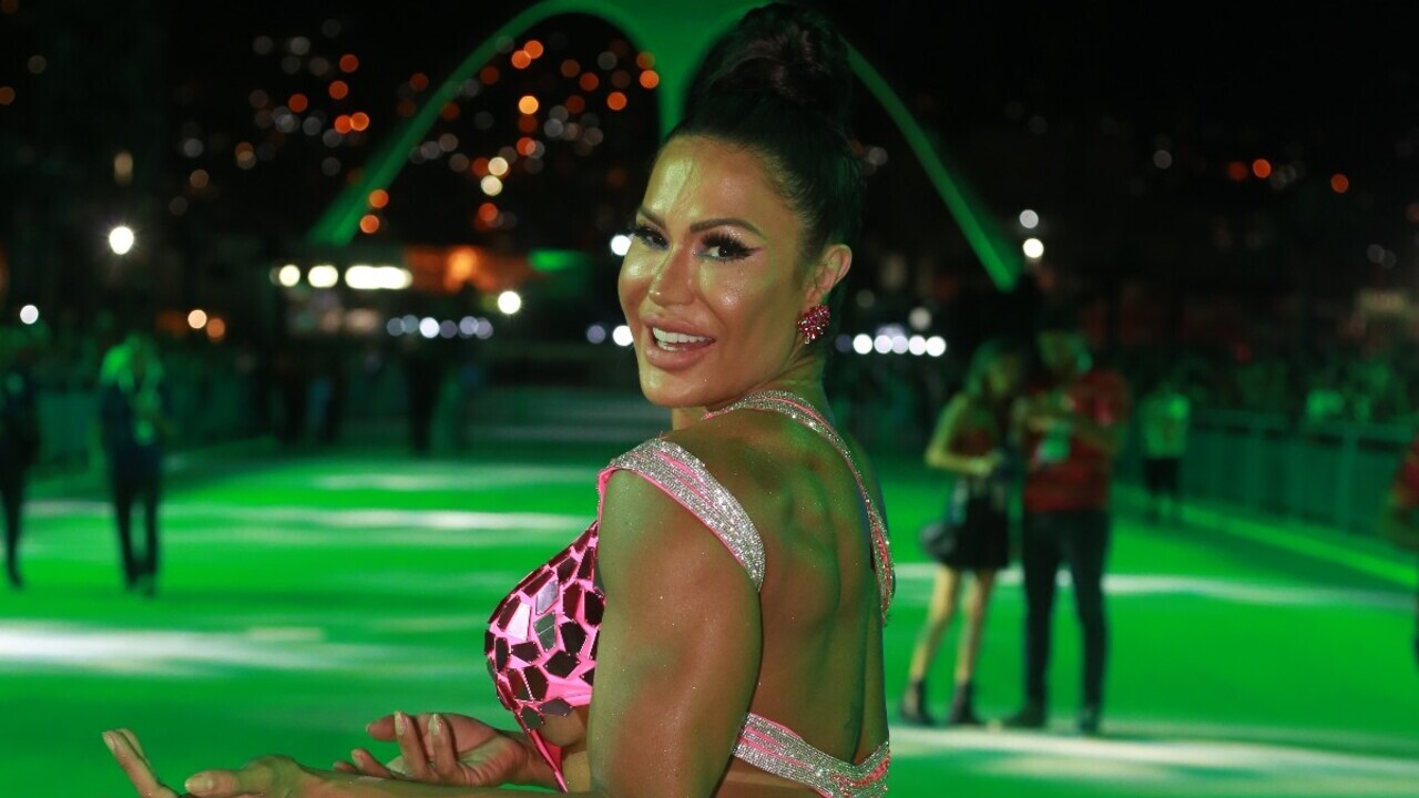 Gracyanne Barbosa choca ao exibir músculos saltando em look micro na Sapucaí