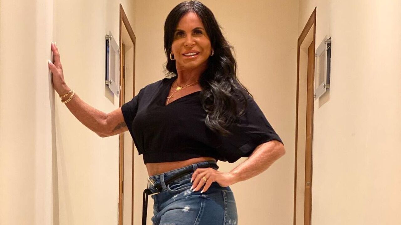 De sutiã e micro saia, Gretchen exibe corpaço com atitude