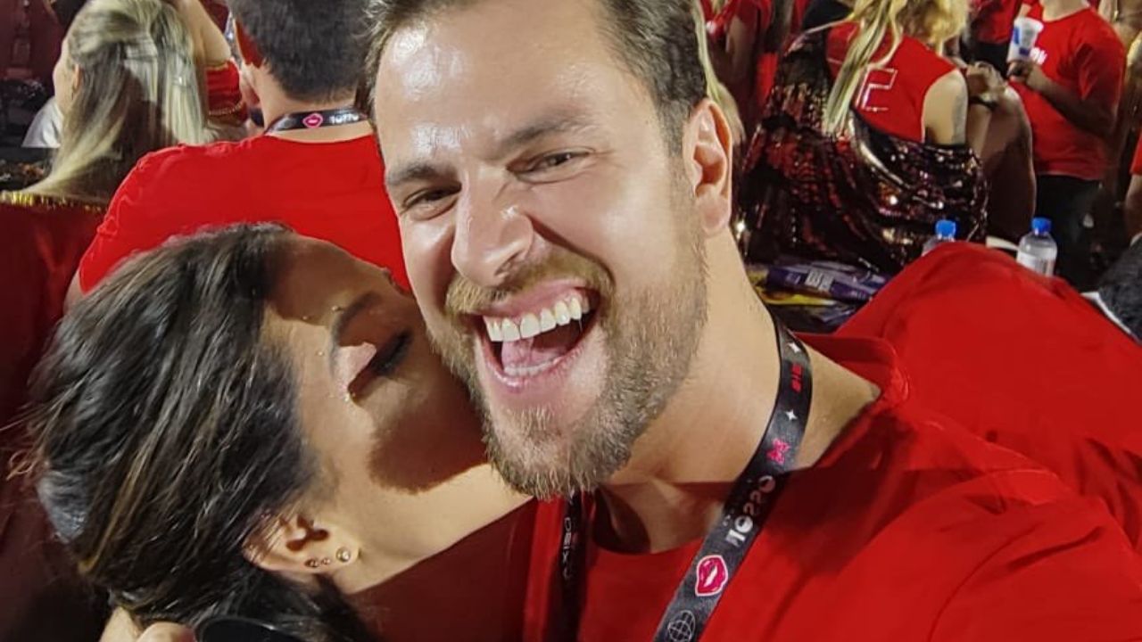 Ex-BBBs Laís e Gustavo beijam muito na Sapucaí; confira