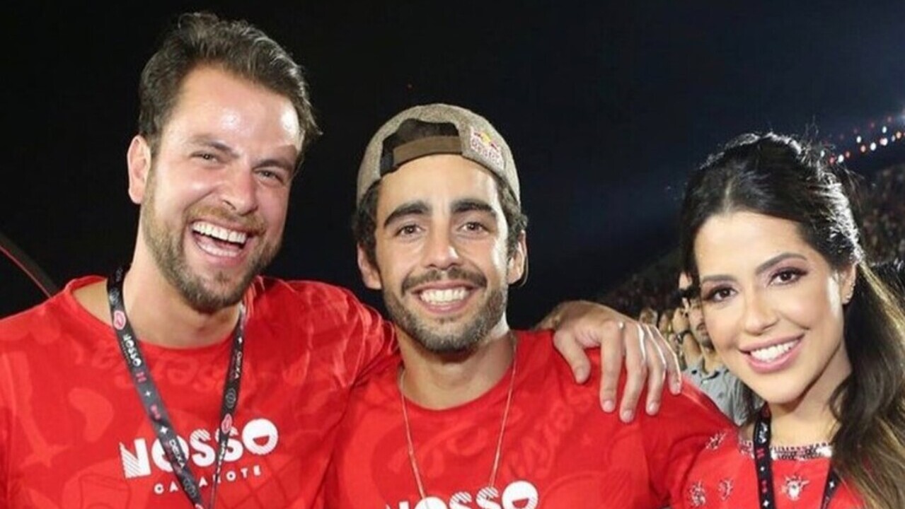 Ex-BBB Gustavo posta fotos de segundo dia de Carnaval com Laís, Pedro Scooby e Linn da Quebrada