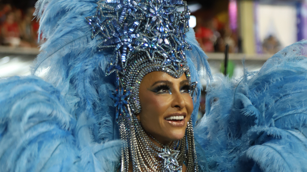 Rainha de Bateria em escolas de samba de São Paulo e no Rio, Sabrina Sato desfila nos dois carnavais