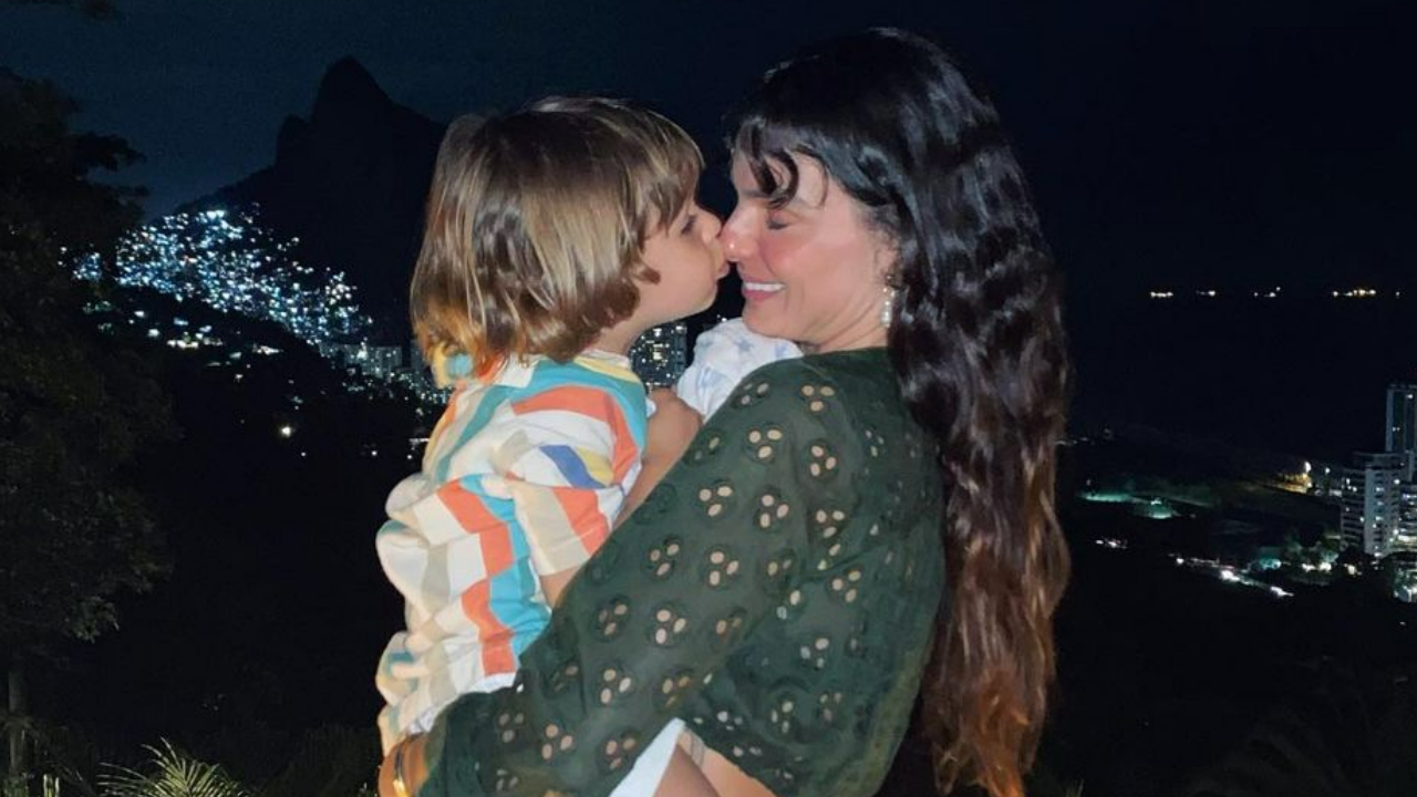 Isis Valverde aproveita o dia com o filho em shopping