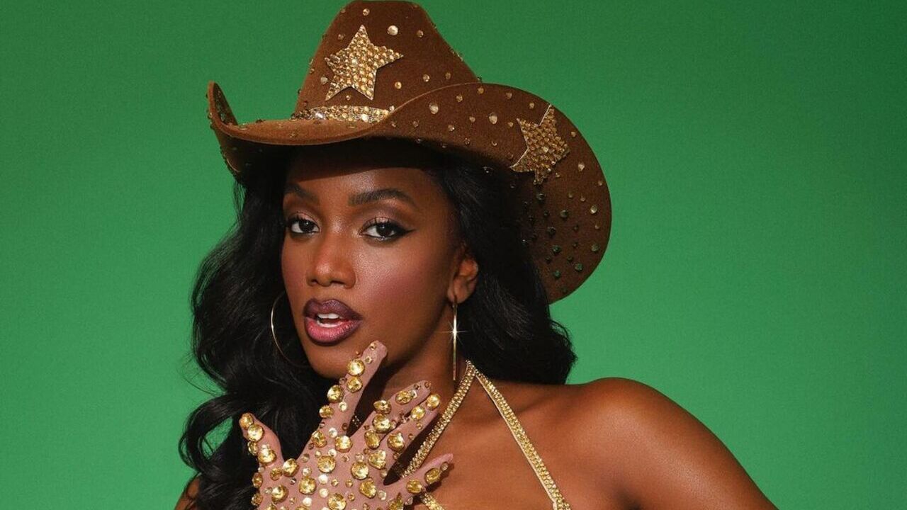 IZA causa ao apostar em look ousado de estilo cowboy para ensaio de Carnaval