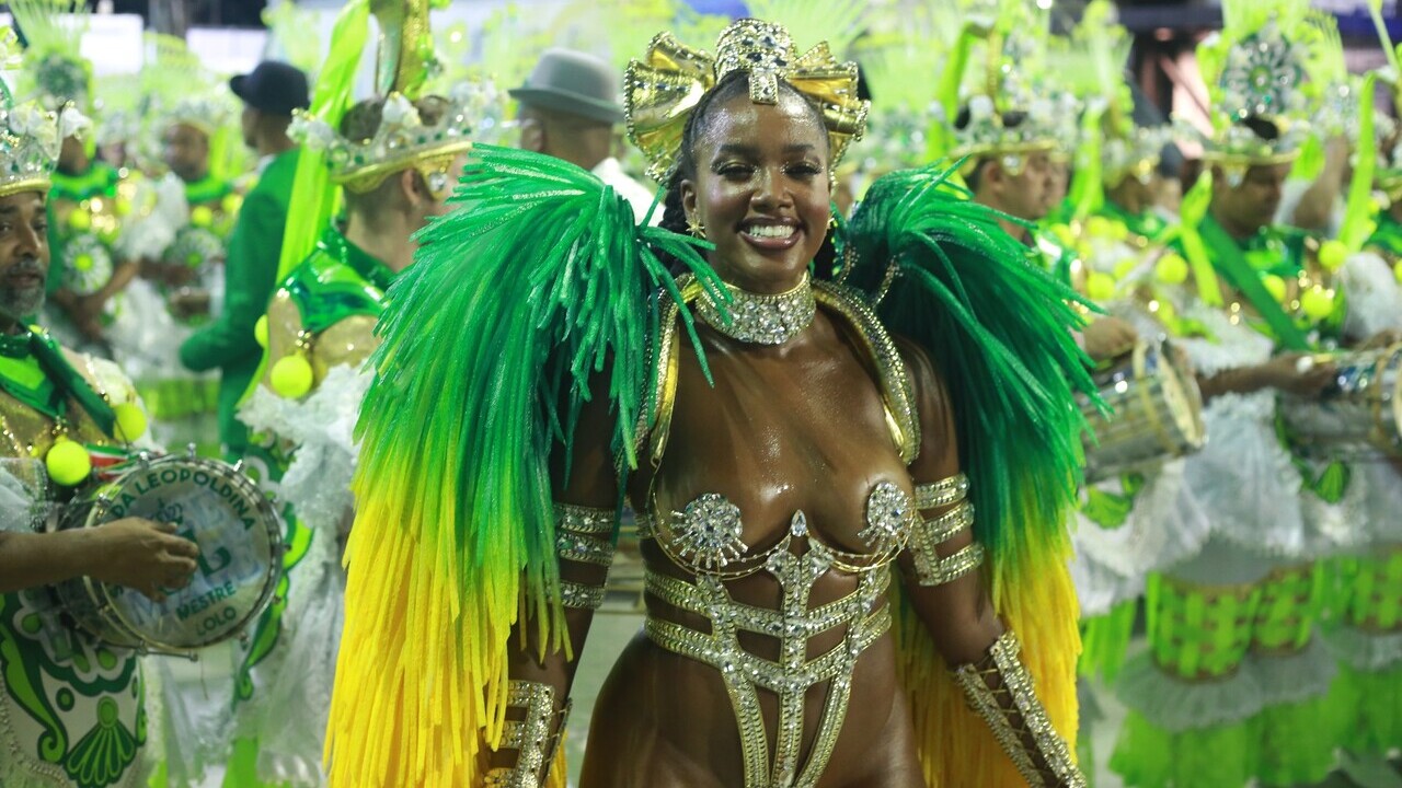 Iza esbanja alegria ao desfilar como Rainha de Bateria da Imperatriz Leopoldinense na Sapucaí