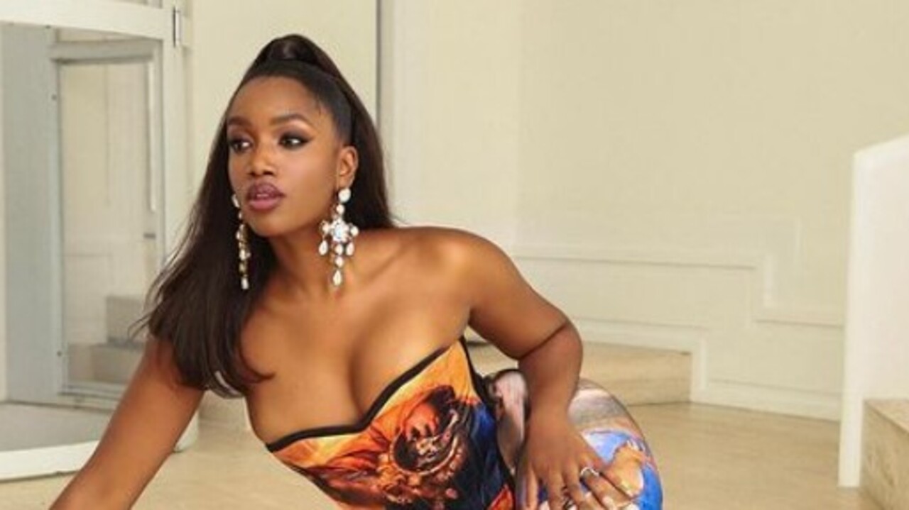 IZA esbanja estilo ao postar TBT: “Não toque, é arte”