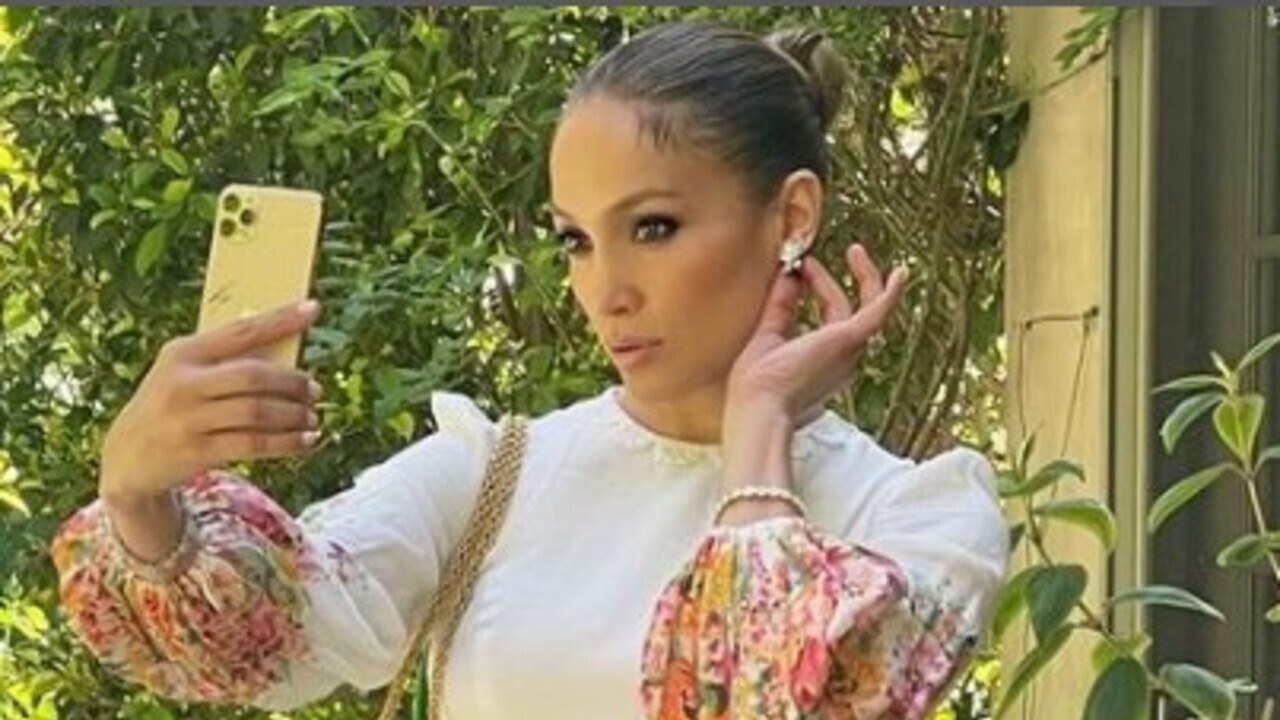 Jennifer Lopez faz posts exibindo o anel de noivado dado por Ben Affleck