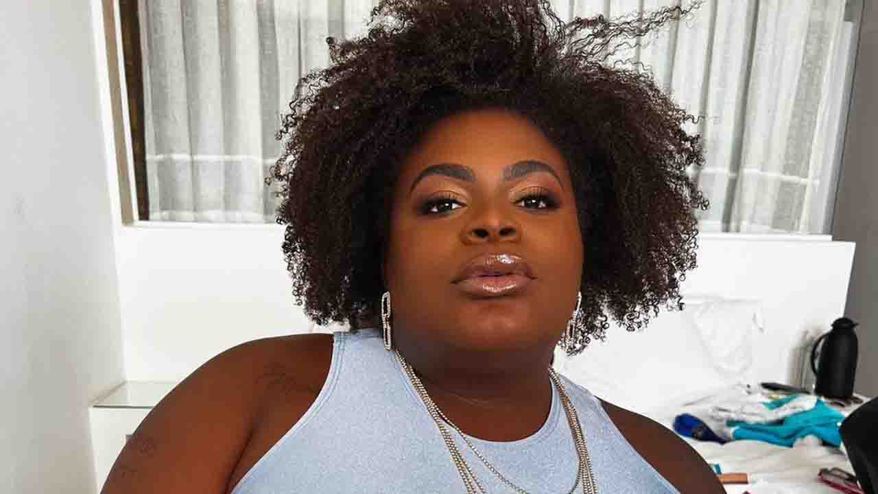 Mais magra, Jojo Todynho chama atenção ao cozinhar só de top
