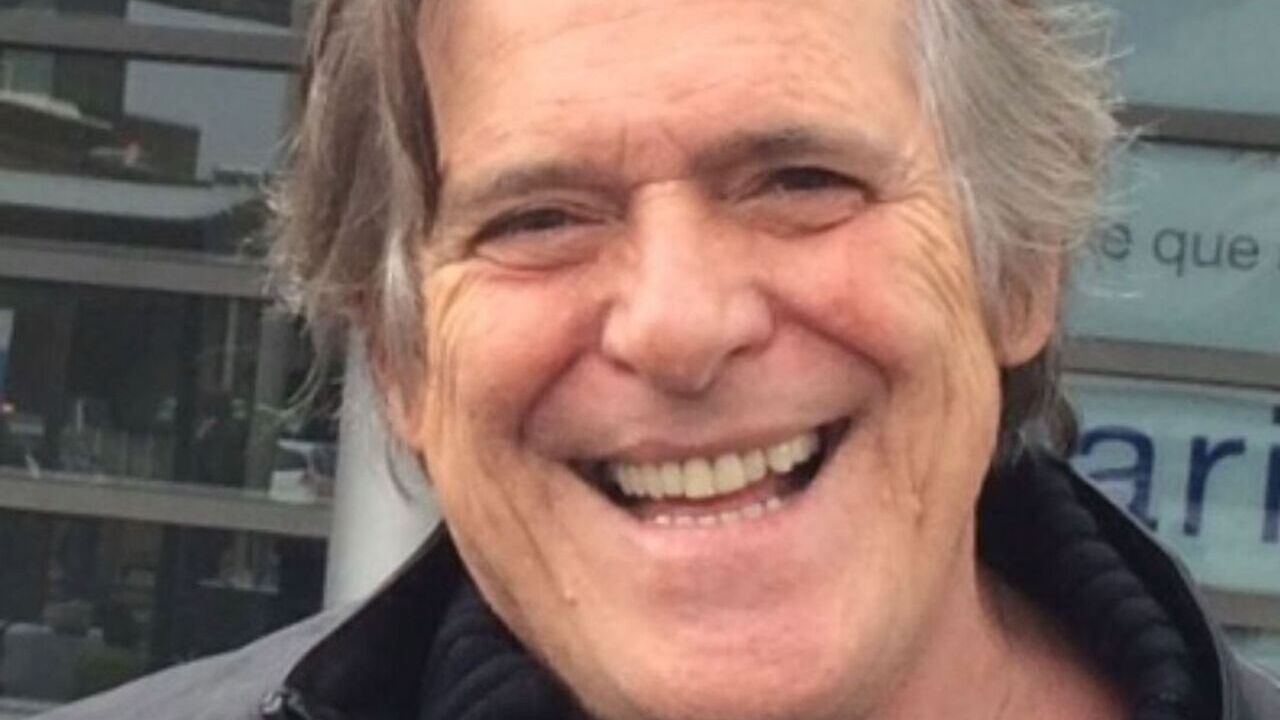 José de Abreu comemora três anos ao lado da namorada 52 anos mais jovem
