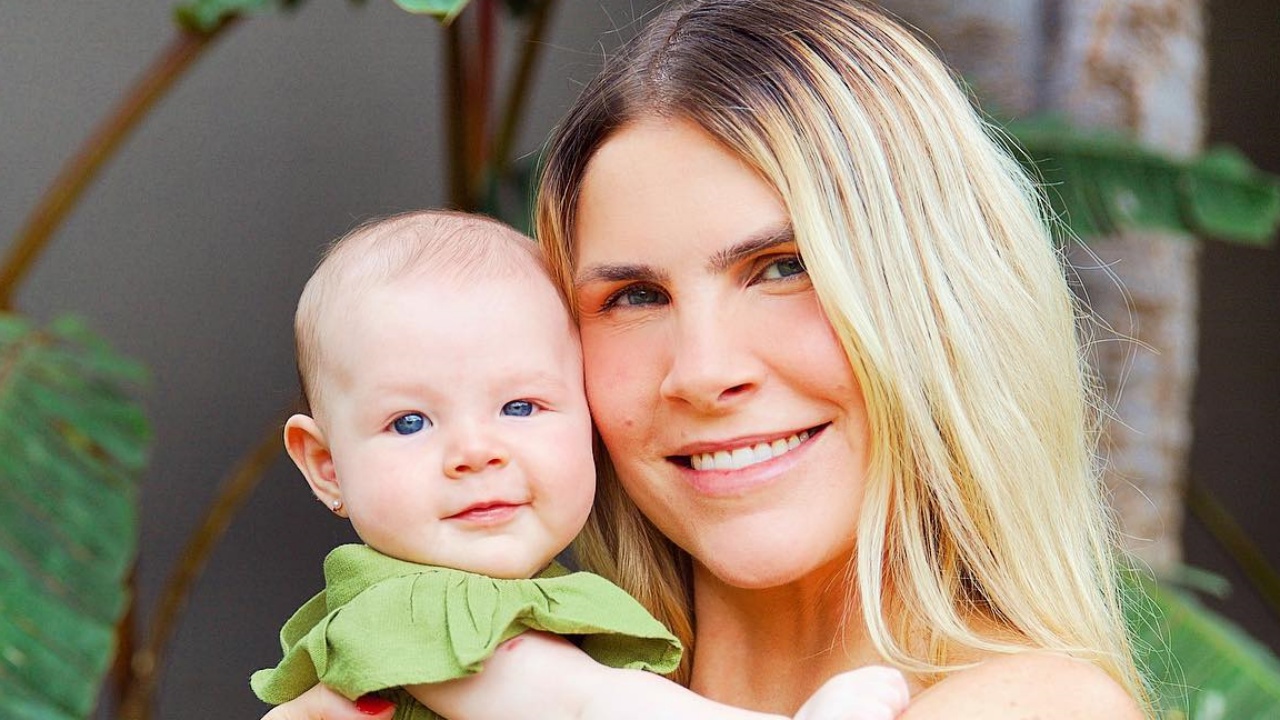 Julia Faria fala sobre a amamentação da filha, Cora: ”Duvidei tanto que chegaríamos até aqui”