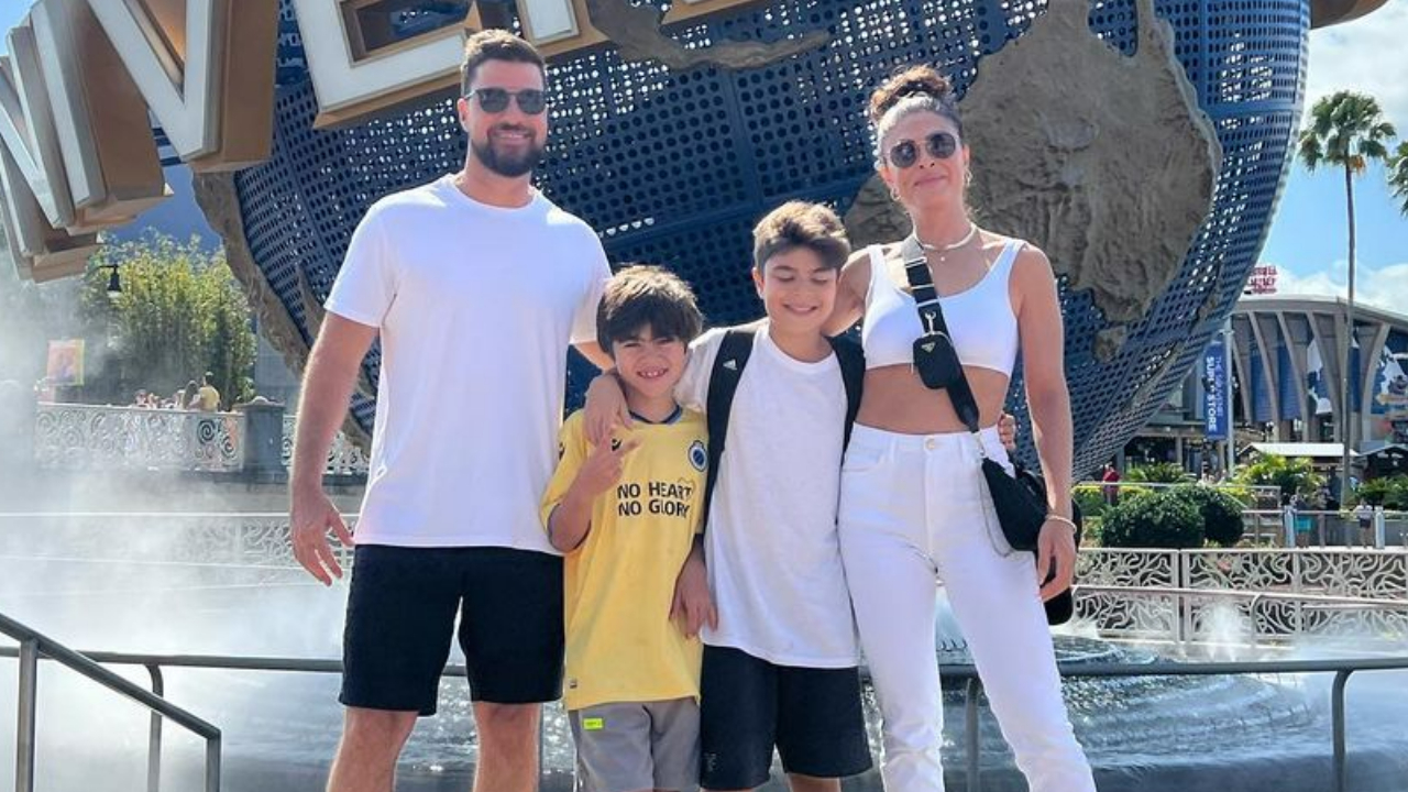Juliana Paes curte passeio em parque de diversão de Orlando ao lado da família: ”Dia inacreditável!”