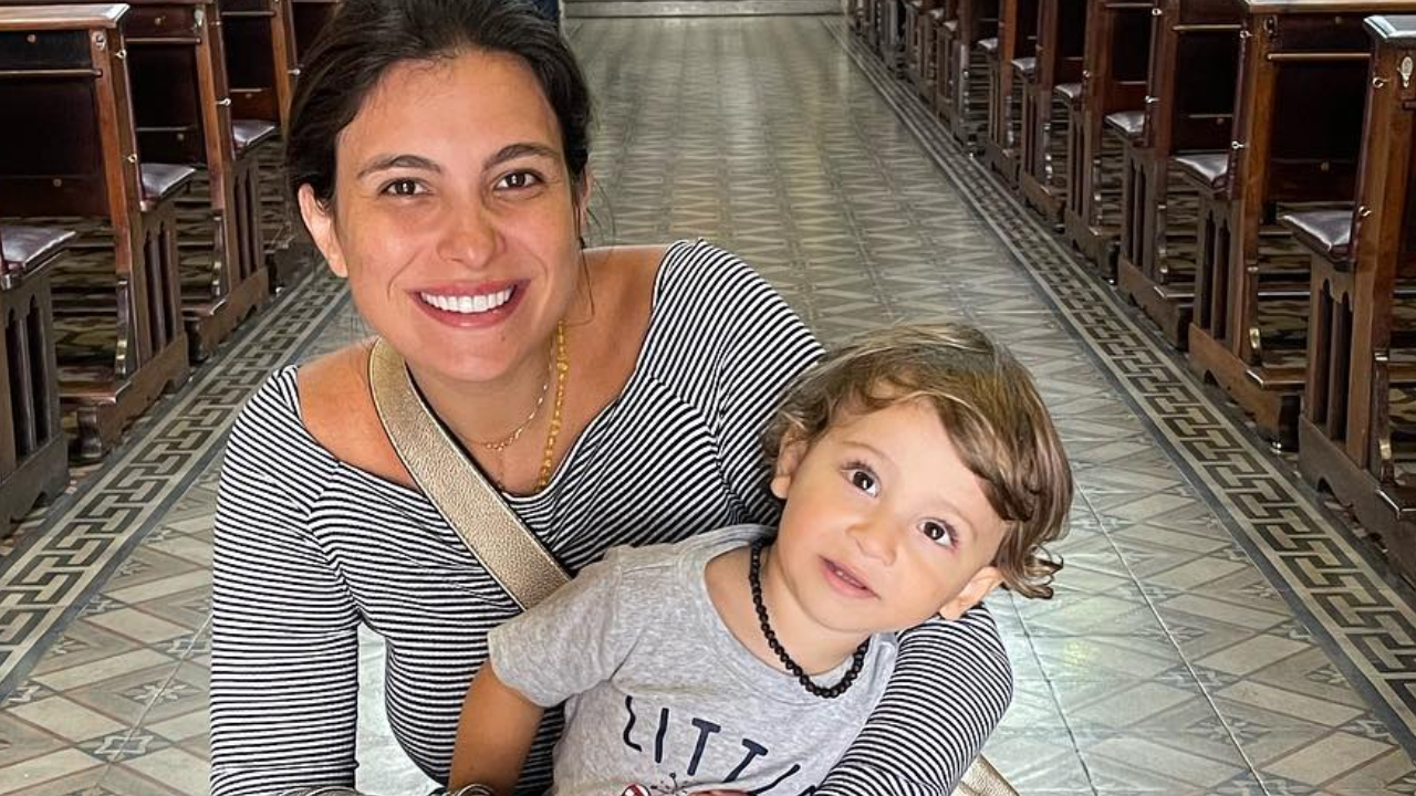 Kamilla Salgado surge amamentando Bento: ”Experiência linda e cheia de amor”