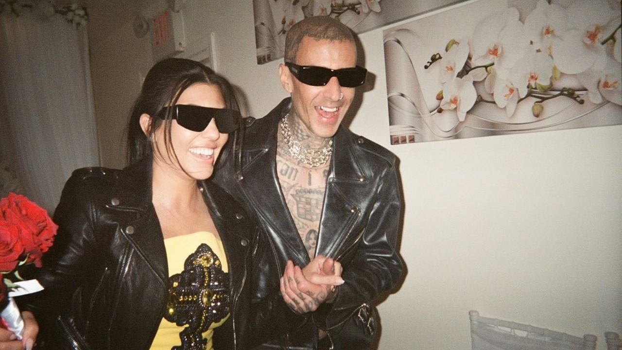 Kourtney Kardashain assiste filme na beira da piscina com o marido Travis Barker