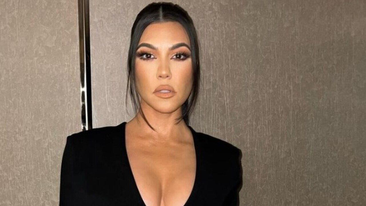 De lingerie, Kourtney Kardashian eleva a temperatura ao sensualizar em ensaio caseiro: ”Sra. Barker”