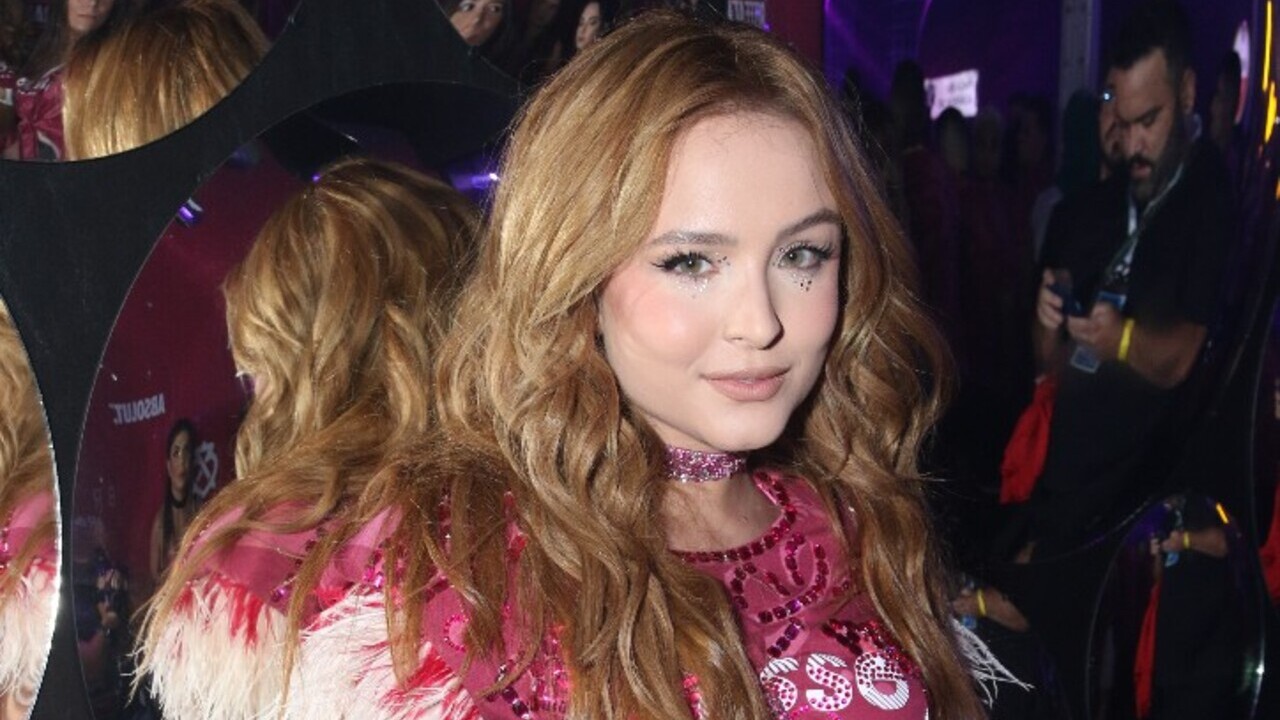 Na Sapucaí, Larissa Manoela rouba a cena com transparência e brilho