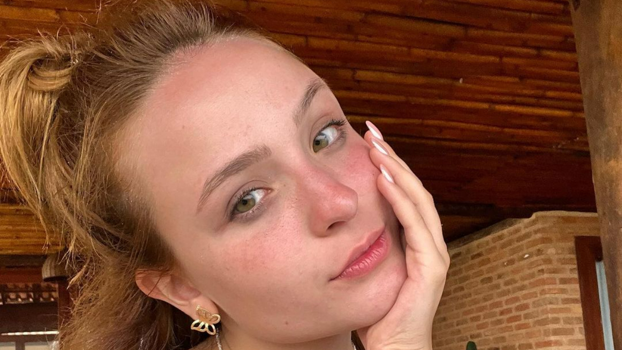 Larissa Manoela esbanja gingado e samba no pé durante Carnaval na Sapucaí