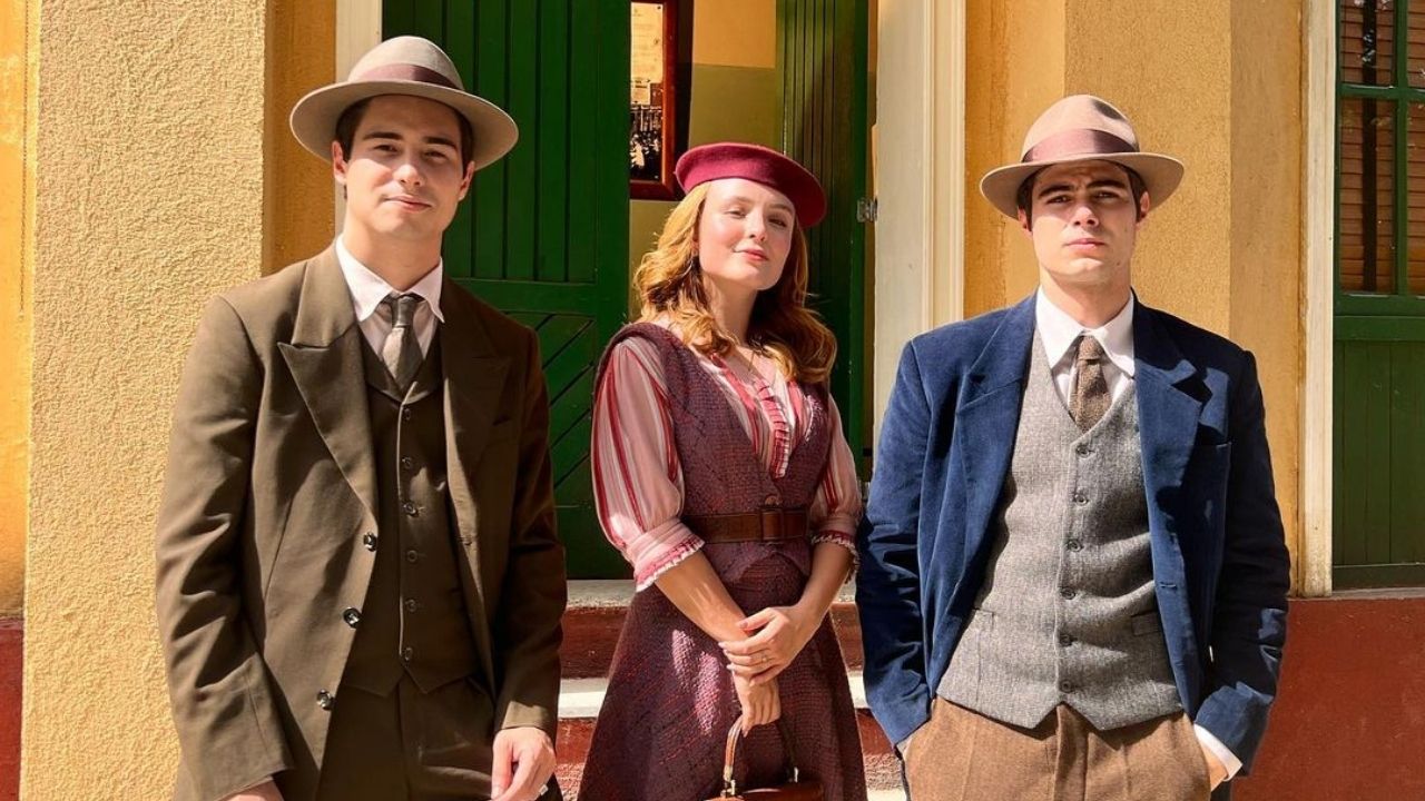 Larissa Manoela posa ao lado de Rafael Vitti e Danilo Mesquita nos bastidores de ‘Além da Ilusão’