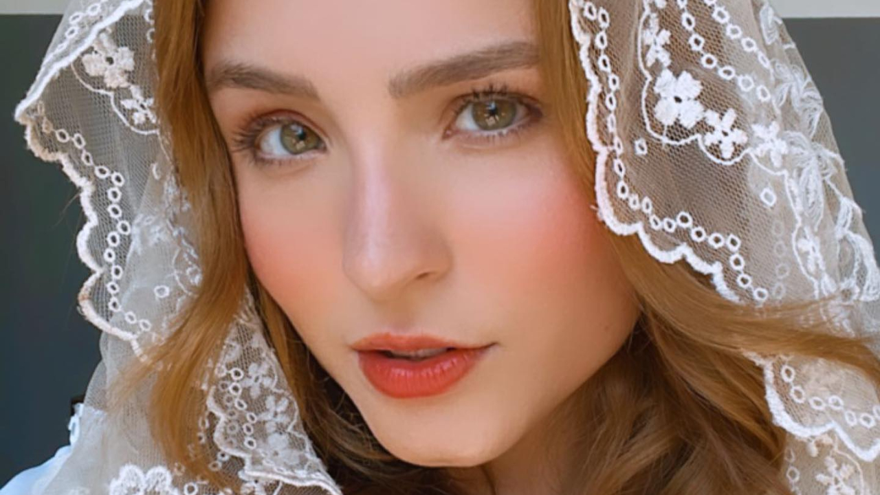 Nos bastidores de ‘Além da Ilusão’, Larissa Manoela surge dançando: ”Isadora tá diferente”