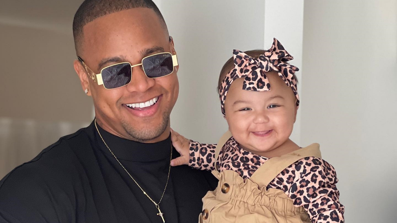 Leo Santana se derrete ao clicar a filha, Liz, usando óculos de sol: ”Indo passear com o papai”