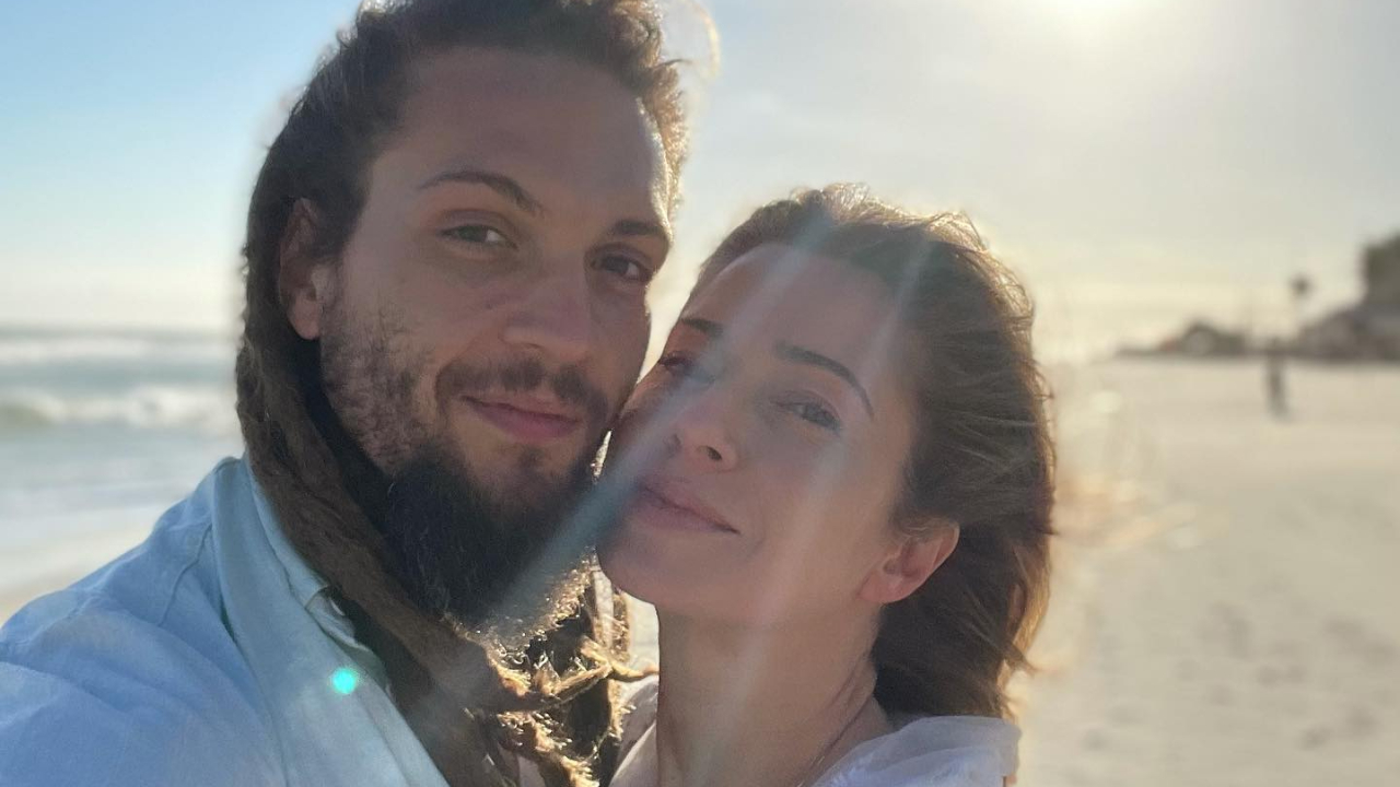 Na Ilha do Marajó, Leticia Spiller e Pablo Vares protagonizam momento romântico