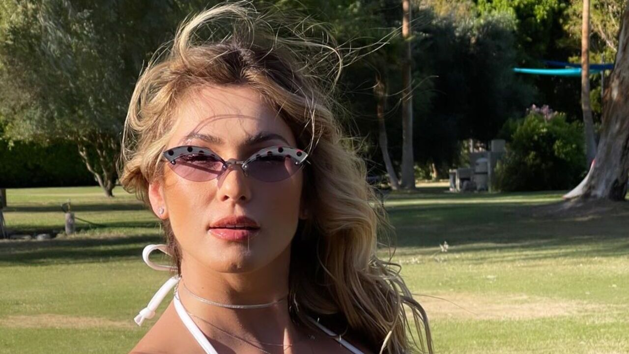 Com looks nada discretos, Lívia Andrade marca presença no Coachella