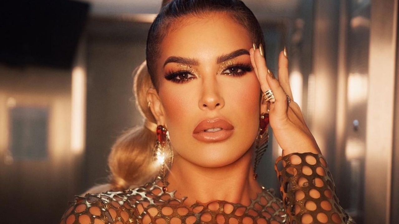 Lore Improta aposta em look dourado para ensaio de Carnaval e surpreende com a beleza: “Deusa”