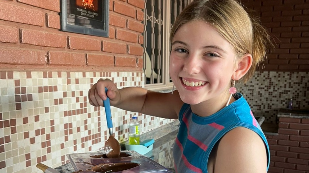 Lorena Queiroz curte a Páscoa fazendo ovos de chocolate com a família: “Tradição nossa”