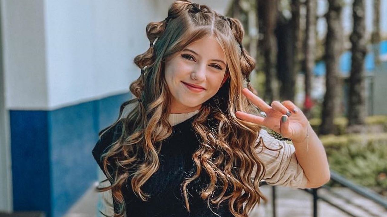 Lorena Queiroz comemora estreia de sua primeira série: ”Estou encantada”
