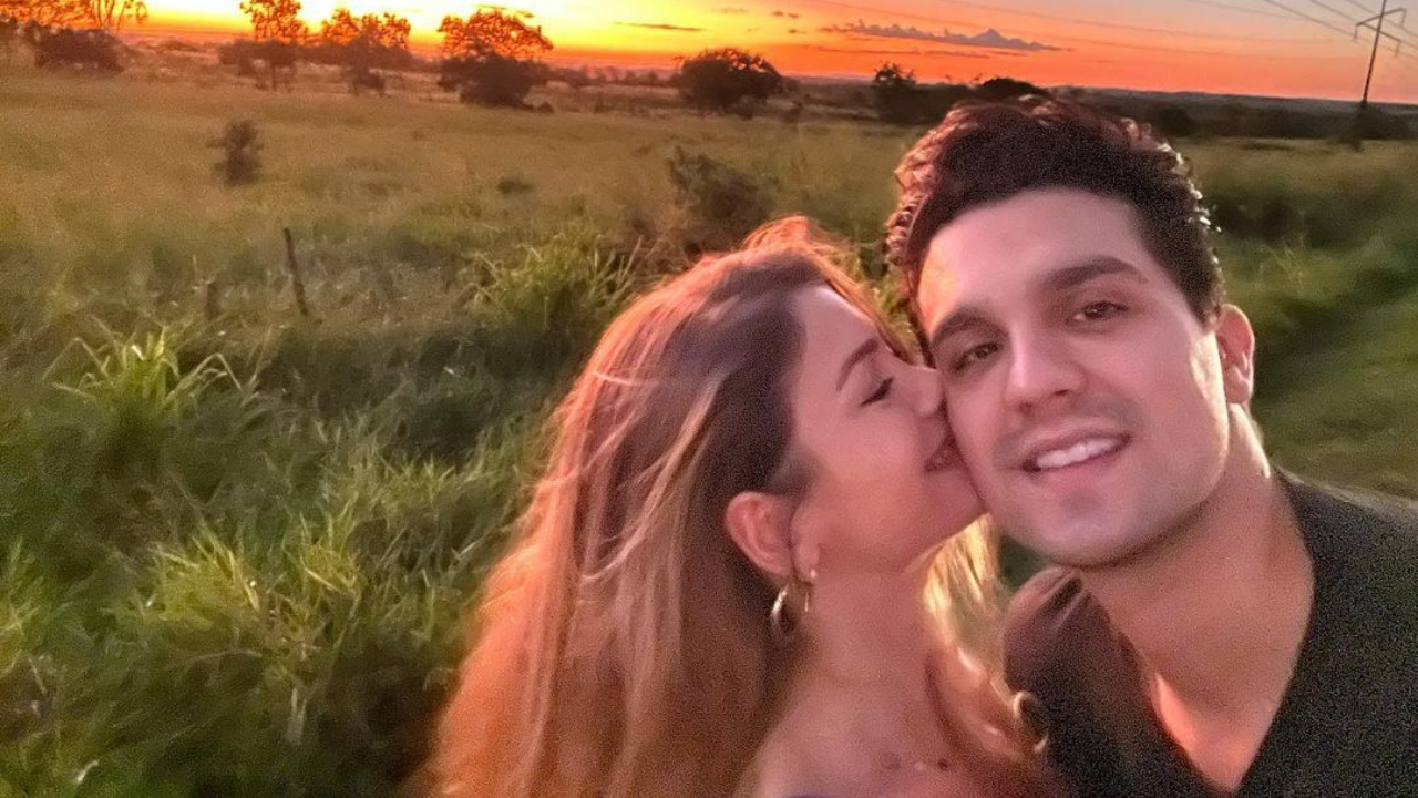 Luan Santana e Izabela Cunha curtem clima de romance no Mato Grosso do Sul